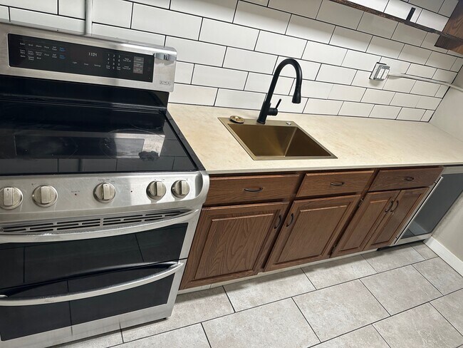 Building Photo - 206 E Broadway St