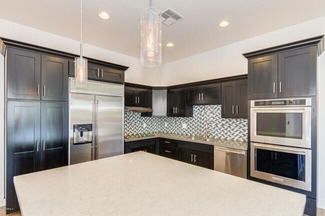 Foto del edificio - Beautiful 3bdrm 3 bath home with guest casita in desirable Whitton district