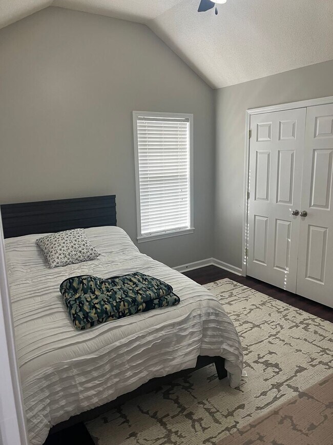 Building Photo - Great 3 Bedroom, 2 Bath