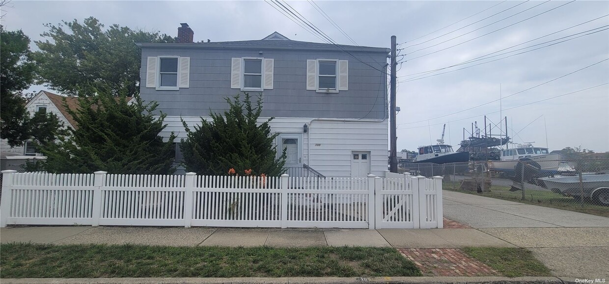 105 Eastern Blvd, Baldwin, NY 11510 Room for Rent in Baldwin, NY