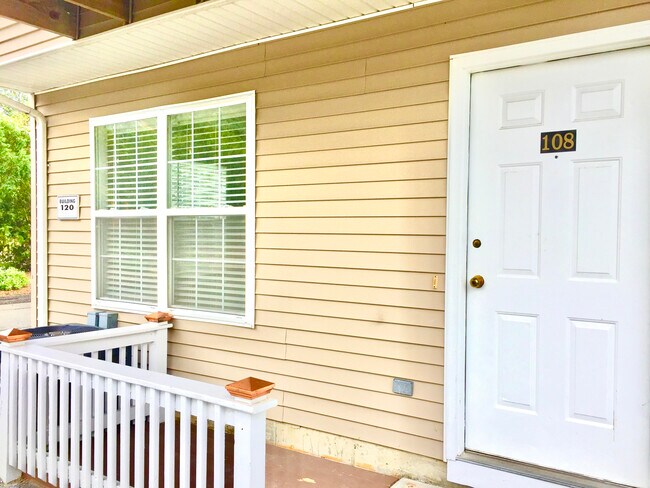 Foto del edificio - 120 Strawberry Hill Ave