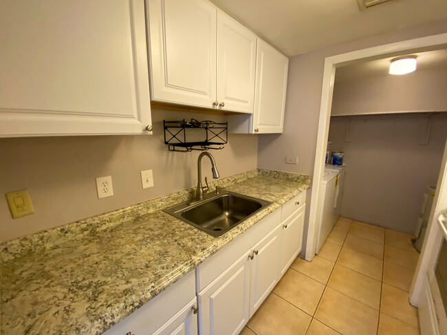 kitchen sink area - 617 Lyndhurst St