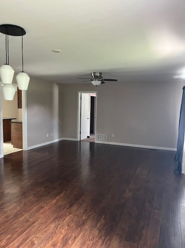 Building Photo - 3 bedroom, 2 bath home - Comfortable, Upda...