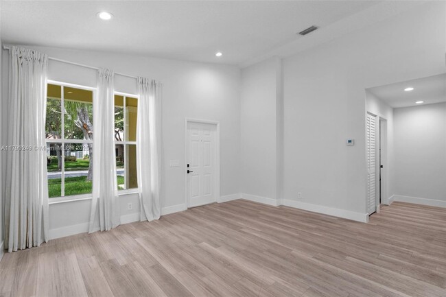 Building Photo - 824 Sand Creek Cir
