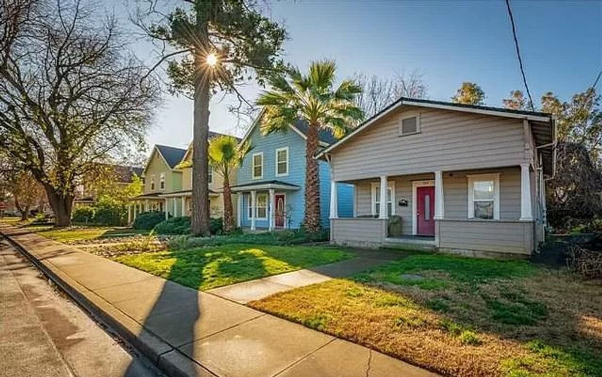 Primary Photo - **Reserve NOW for Summer 2026** - 2 Bed, 1 Bath HOUSE with BONUS ROOM/Office