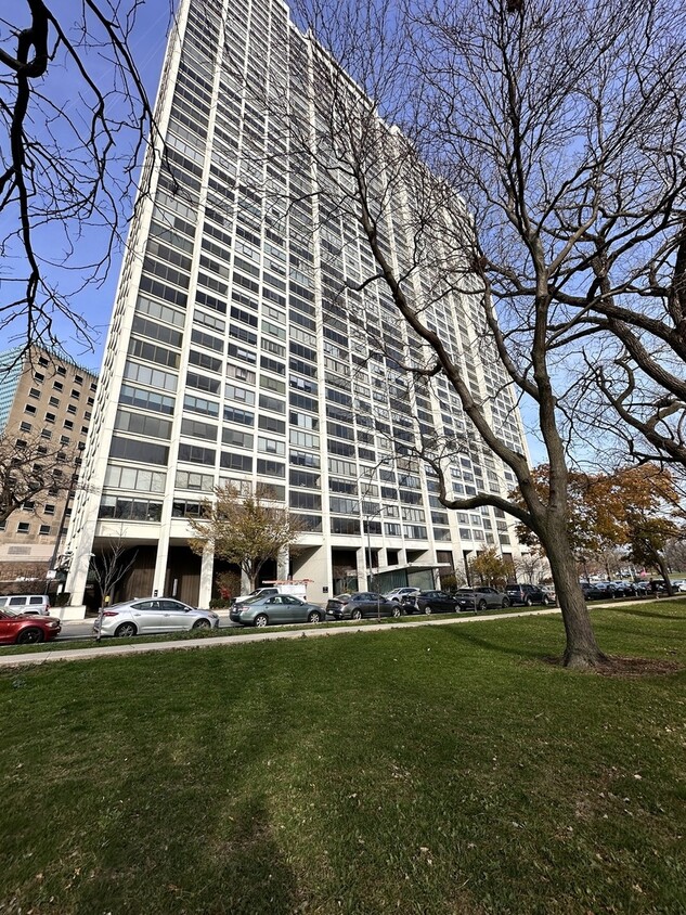 Foto principal - 2800 N Lake Shore Dr