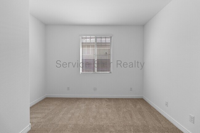 Building Photo - 10165 W Vale Dr