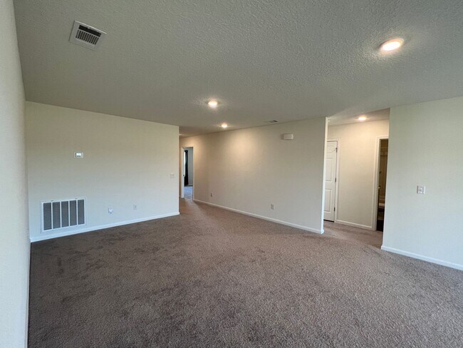 Building Photo - Stylish 4 Bedroom