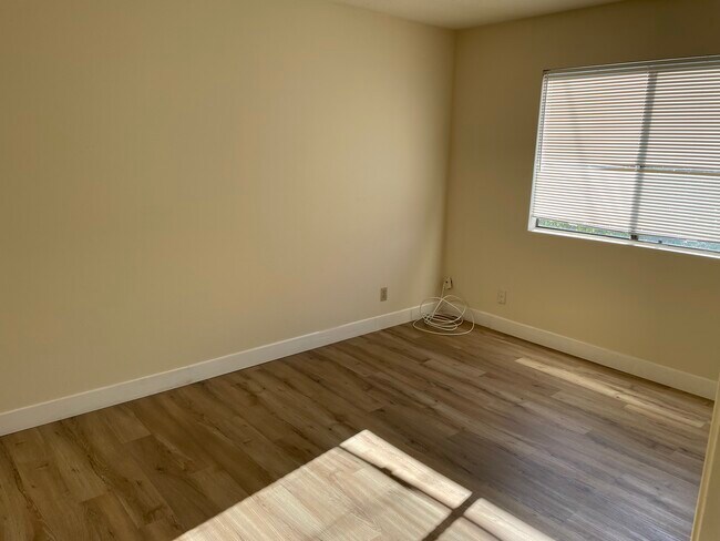 Dormitorio 1 - 1847 S Barrington Ave
