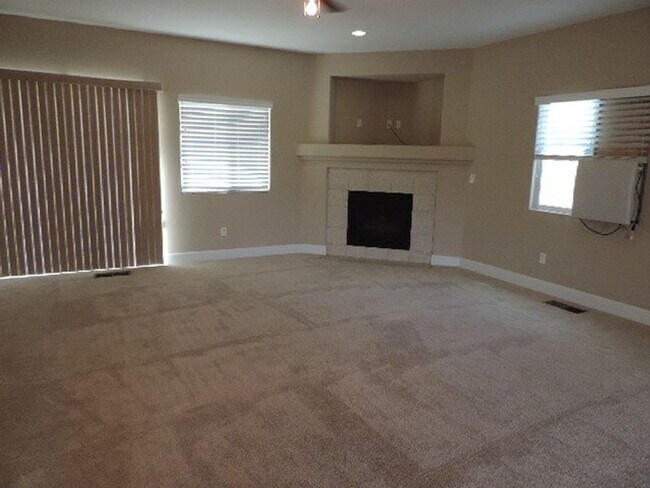Building Photo - Beautiful 3 bedroom home, walking distance...