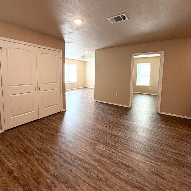 Building Photo - Move In Special 1/2 Off First Full Months ...
