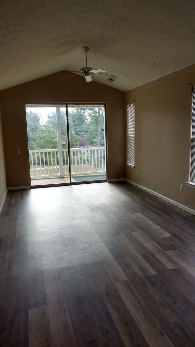 Foto del edificio - 620 River Oaks Dr