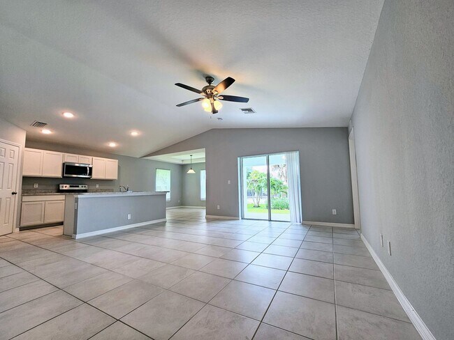 Building Photo - Beautiful 4-Bedroom, 2-Bath Home with Mode...