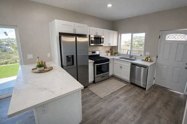 Foto del edificio - 4 BD 2 BR Unit, Tipton St