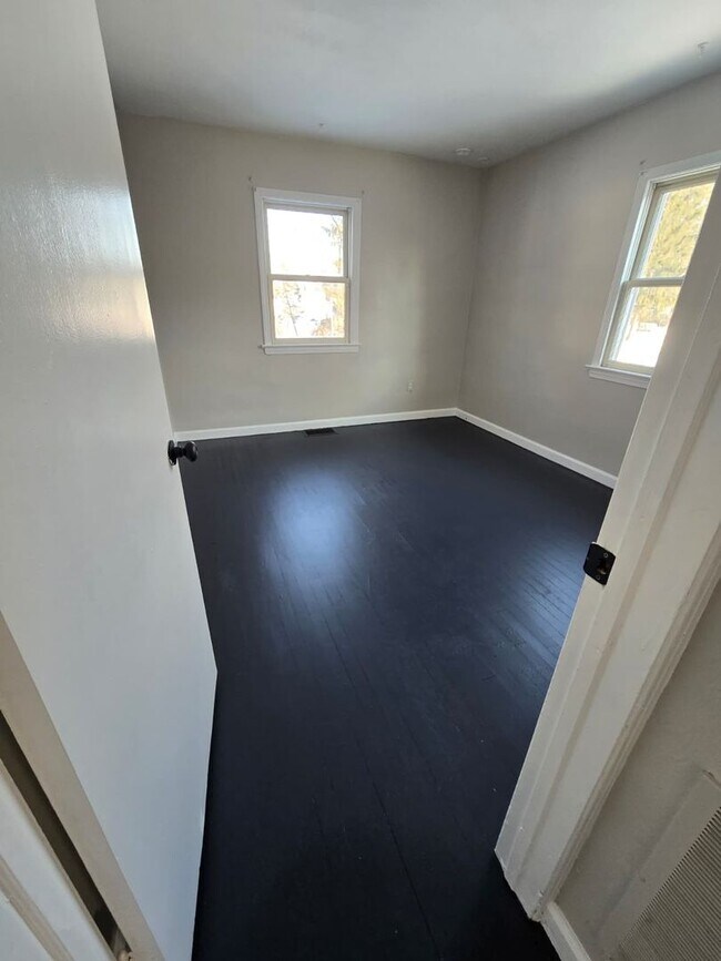 Foto del edificio - Renovated Single Family Home – 4BR, 2 Bath – Yard, Parking & Finished Basement