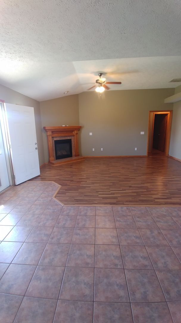 Building Photo - *Ozarks Best Location*