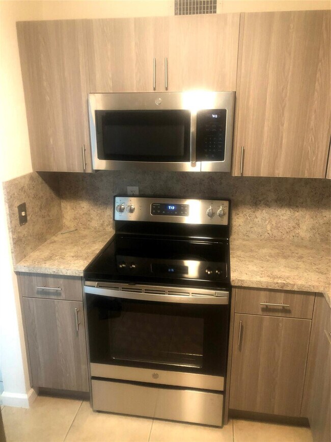 Foto del edificio - 770 NE 128th St