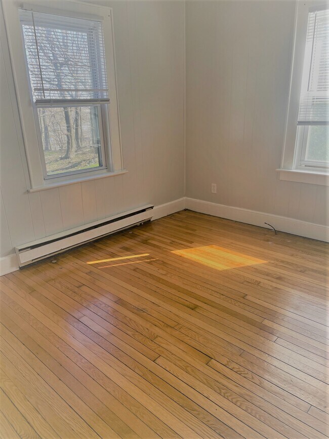 Building Photo - 326 1st St