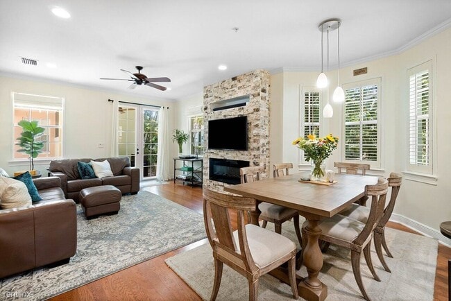 Building Photo - 4 br, 3.5 bath Townhome - 1028 E Heritage ...
