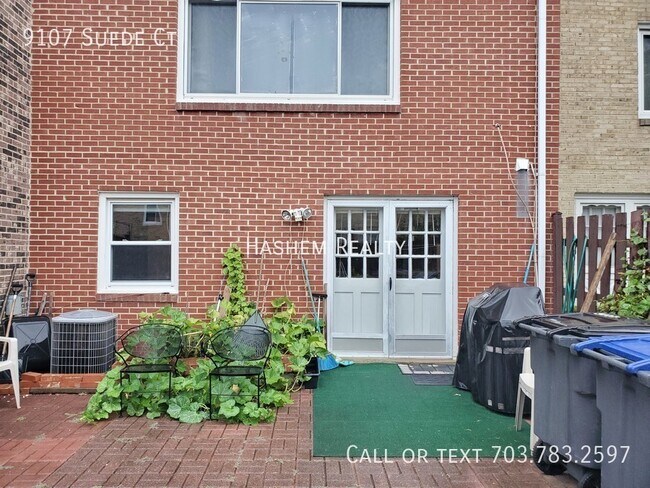 Foto del edificio - Spacious 1 Bedroom Basement Rental with Pr...