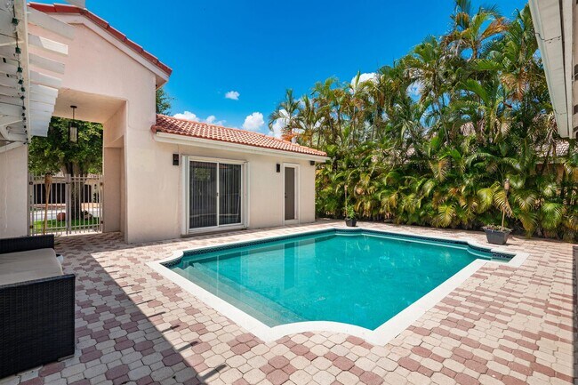 Building Photo - Exquisite Pool Home in Alhambra – Pembroke...
