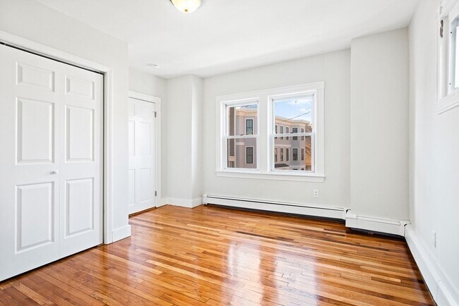 Building Photo - 141 Sydney St