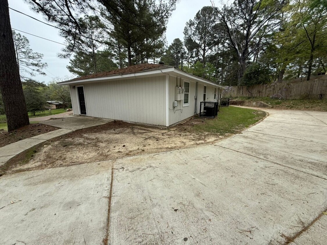 Foto del edificio - 2 Bed 1 Bath Townhome in Quiet Culdesac