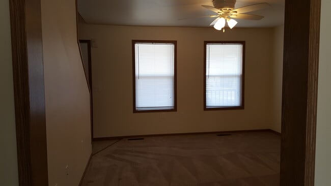 Building Photo - 2423 Parkfield Dr