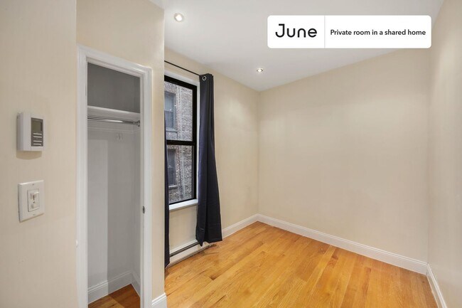 Building Photo - Private bedroom in 4 bed/1 bath Home