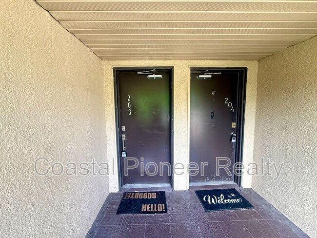 Building Photo - 10775 Village Club Cir