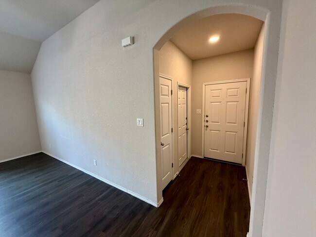 Building Photo - 3 Bedroom, 2 Bathroom Duplex in Converse!