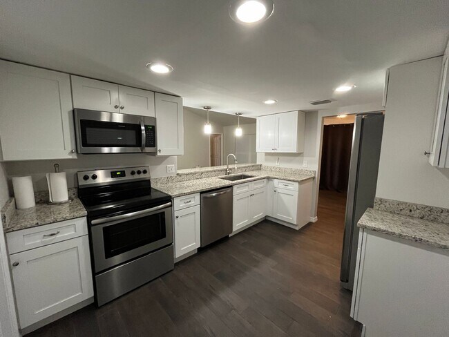 Building Photo - Alafaya Woods 3 bed, 2 bath, A rated Semin...