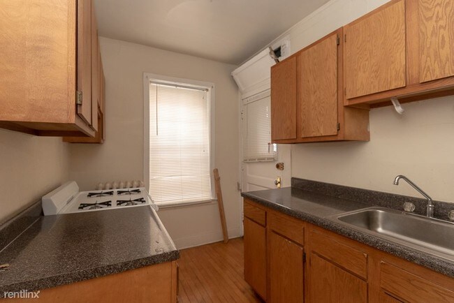Building Photo - 4848 W Wrightwood Ave