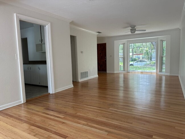 Building Photo - Great 4 Bedroom Mid-Century Home on 1/4 Ac...