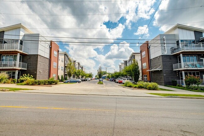 Building Photo - Great East Nashville Location - 2BR/2BA Co...