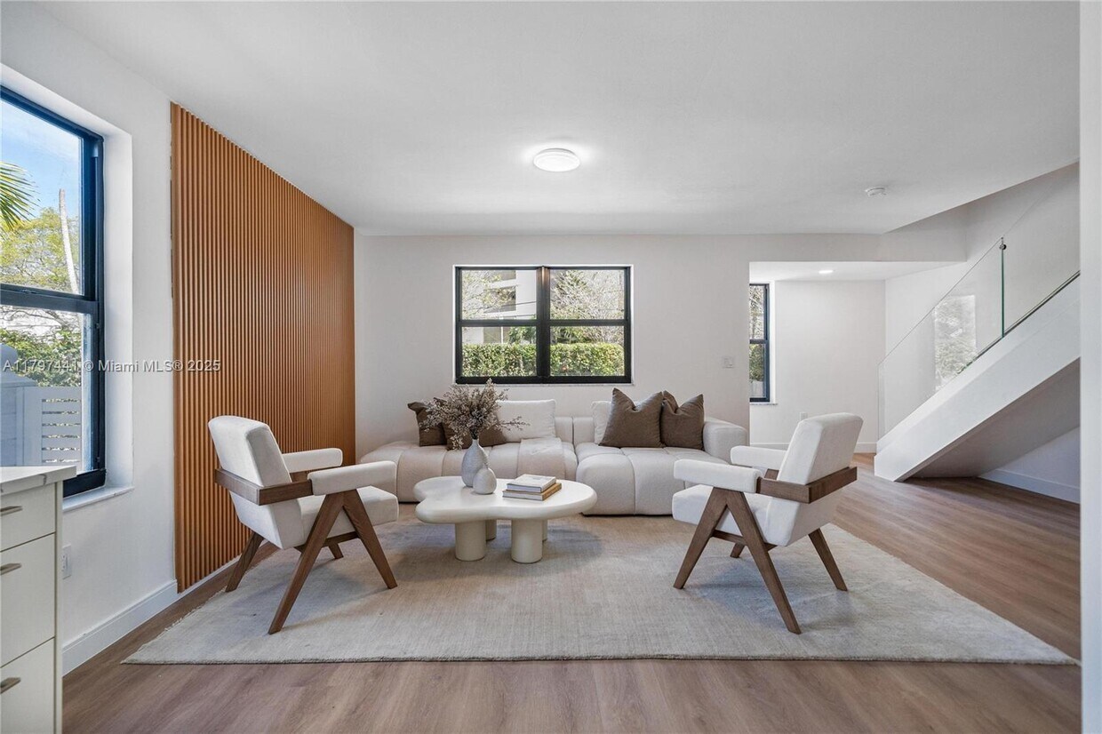 Foto principal - 7996 Crespi Blvd