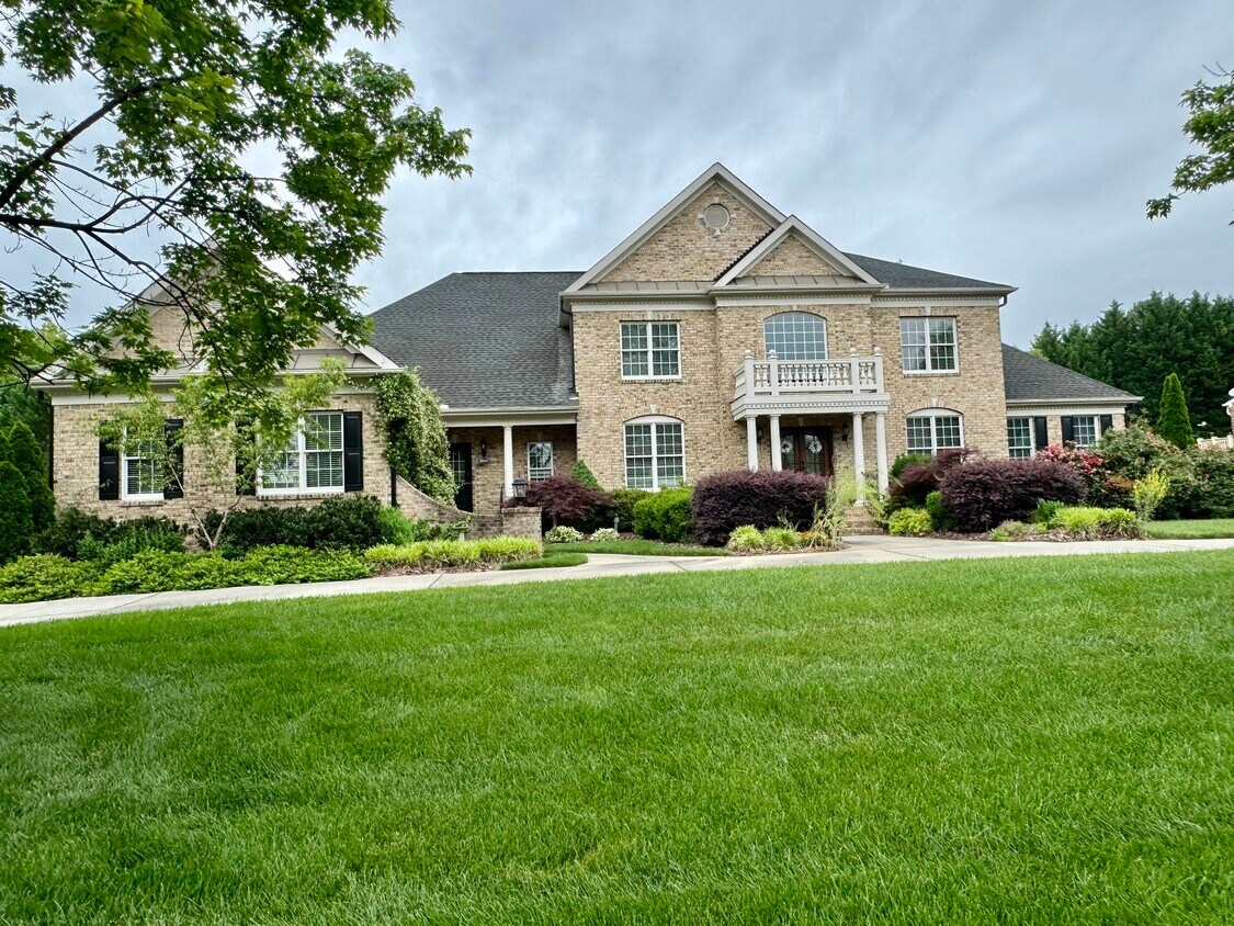 Foto principal - 9308 Club Hill Dr