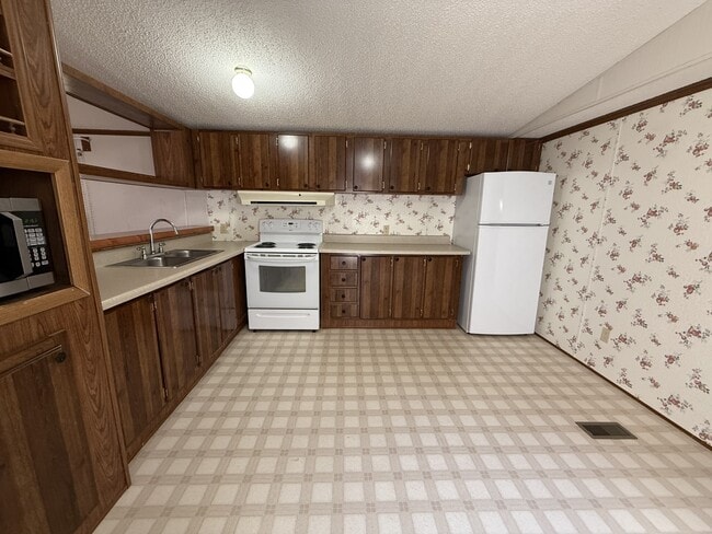 Photo - 147 Hiatt Ln House