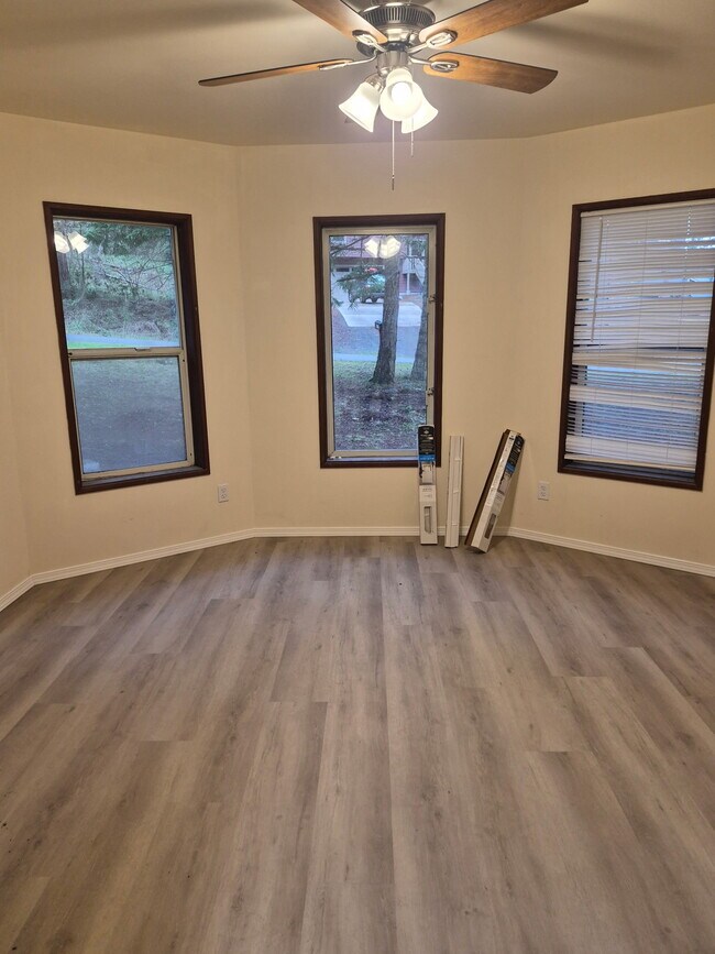 Foto del edificio - 988 NE Pennington Loop