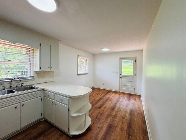 Foto del edificio - 3 Bedroom, 2 Bath House with Huge Yard