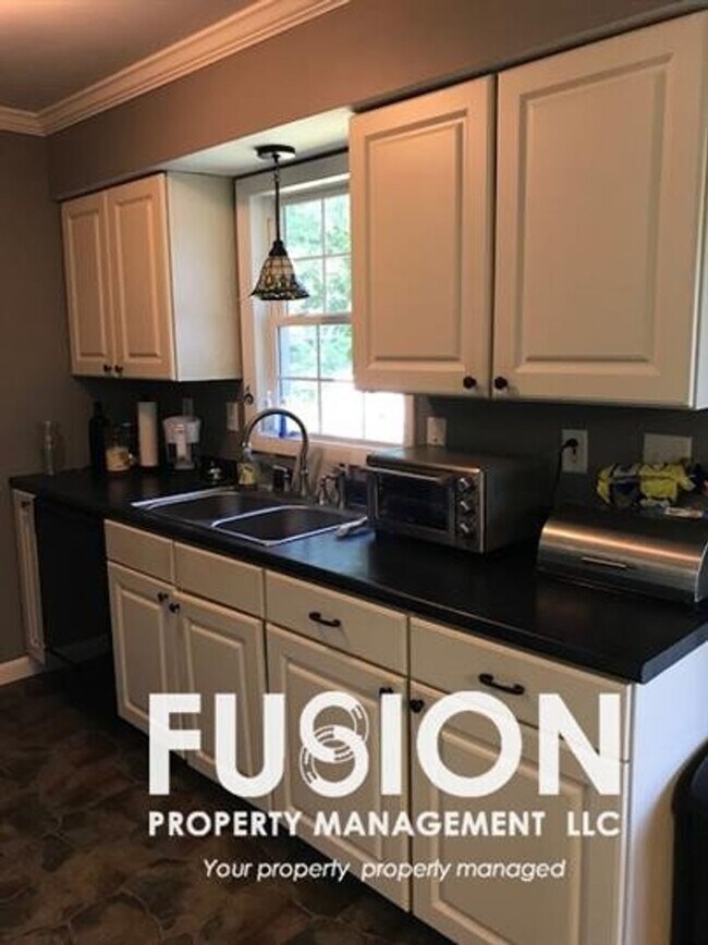 Foto del edificio - Spacious 3-Bedroom Home with POOL, Garage & Fenced Yard – New North End