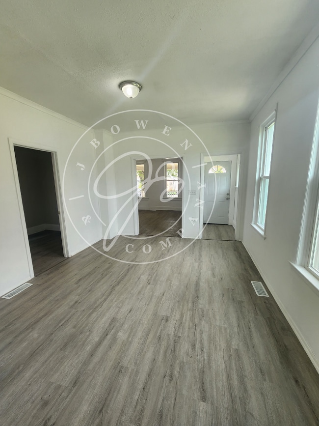 Building Photo - 4 bed with bonus room! So much space thoug...