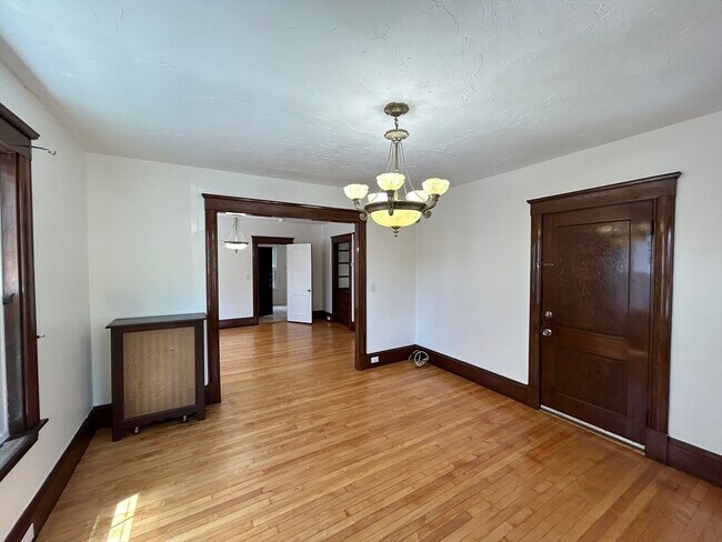Building Photo - 18 N Ash St