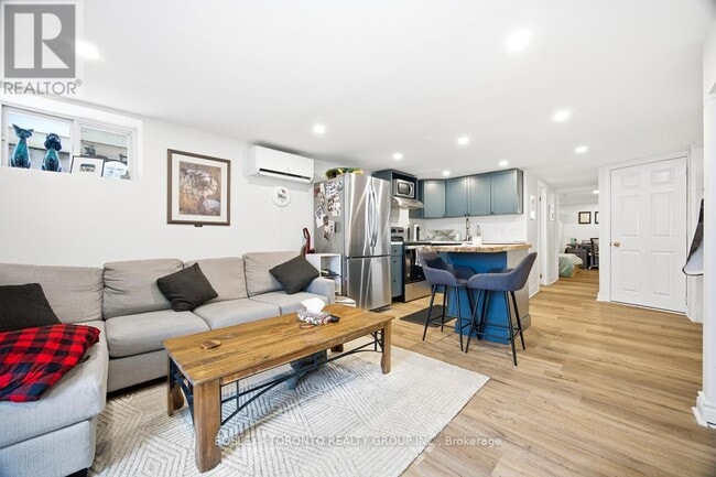 Building Photo - 826 Carlaw Ave