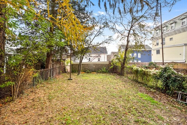 Foto del edificio - 323 Williams St