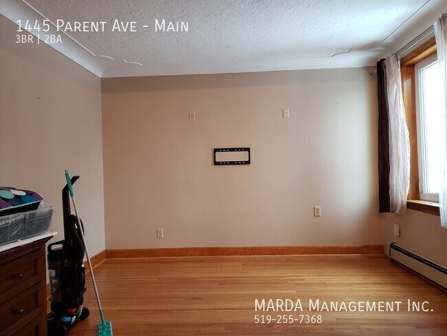 Building Photo - 3 BEDROOM 2 BATH HOME W/ BASEMENT
