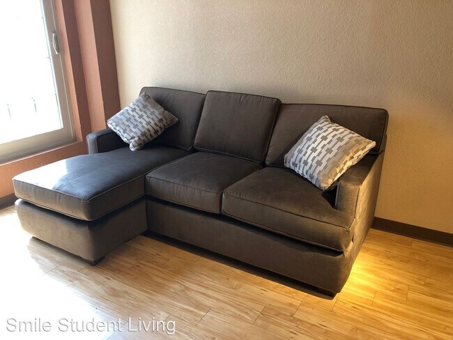 Building Photo - 1 br, 1 bath Room For Rent - 603 E. Clark
