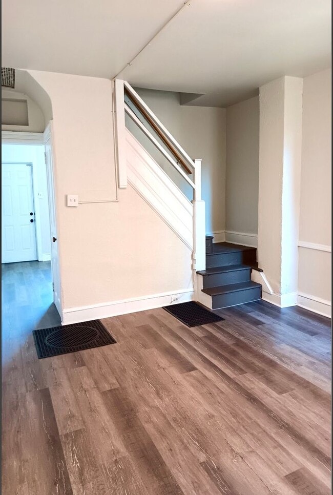 Building Photo - Charming 3BR Townhouse in Cabbage Hill