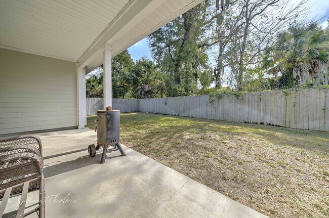 Building Photo - "Charming 3-Bedroom Oasis with 2 Baths and...