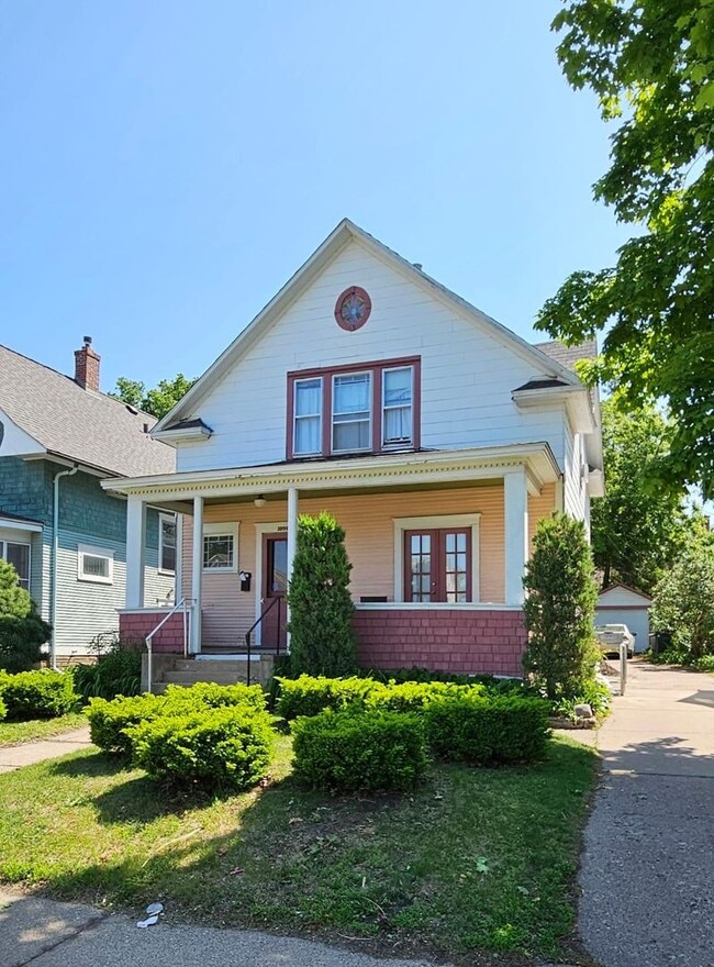 Building Photo - 1090 13th Ave SE